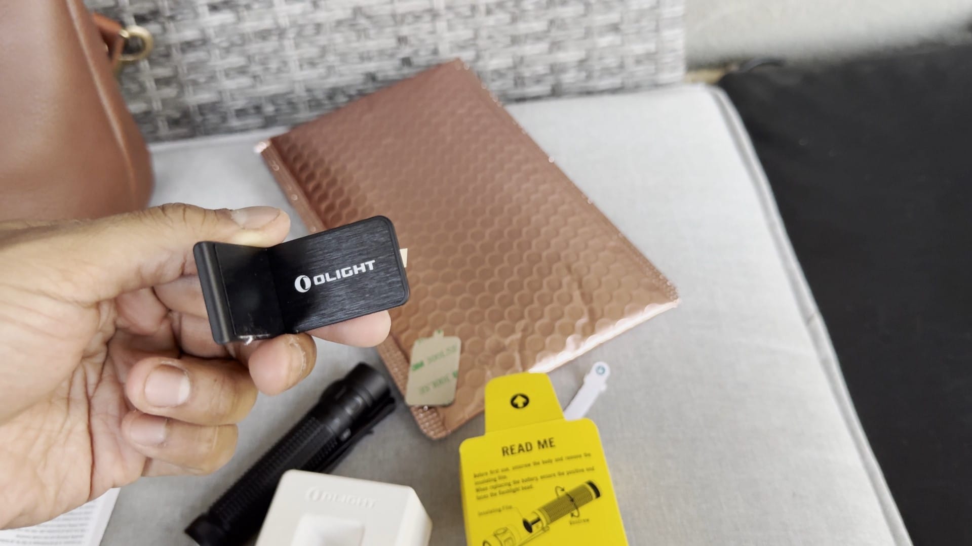 Magnetic L-bracket for OLIGHT flashlights